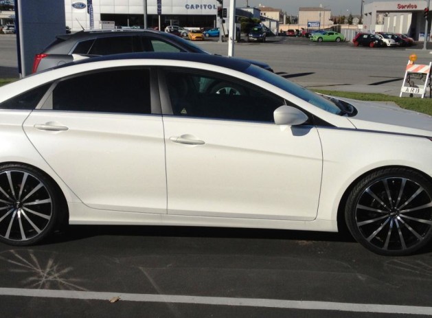 20" MSR (black/machined)wheels
Tinted rear windows
Carbon Fiber vinyl roof wrap
Custom front grille